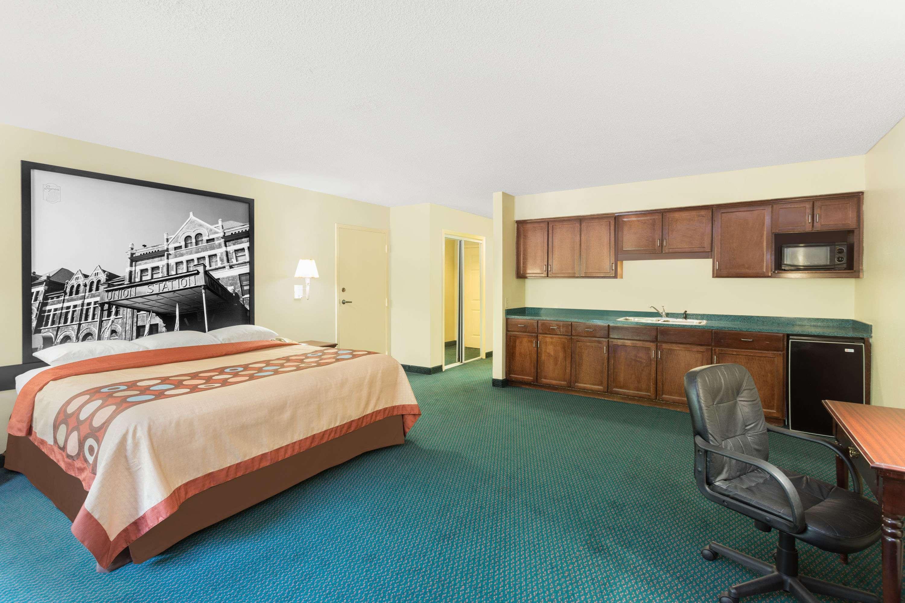 Super 8 By Wyndham Montgomery I-65 Exterior photo