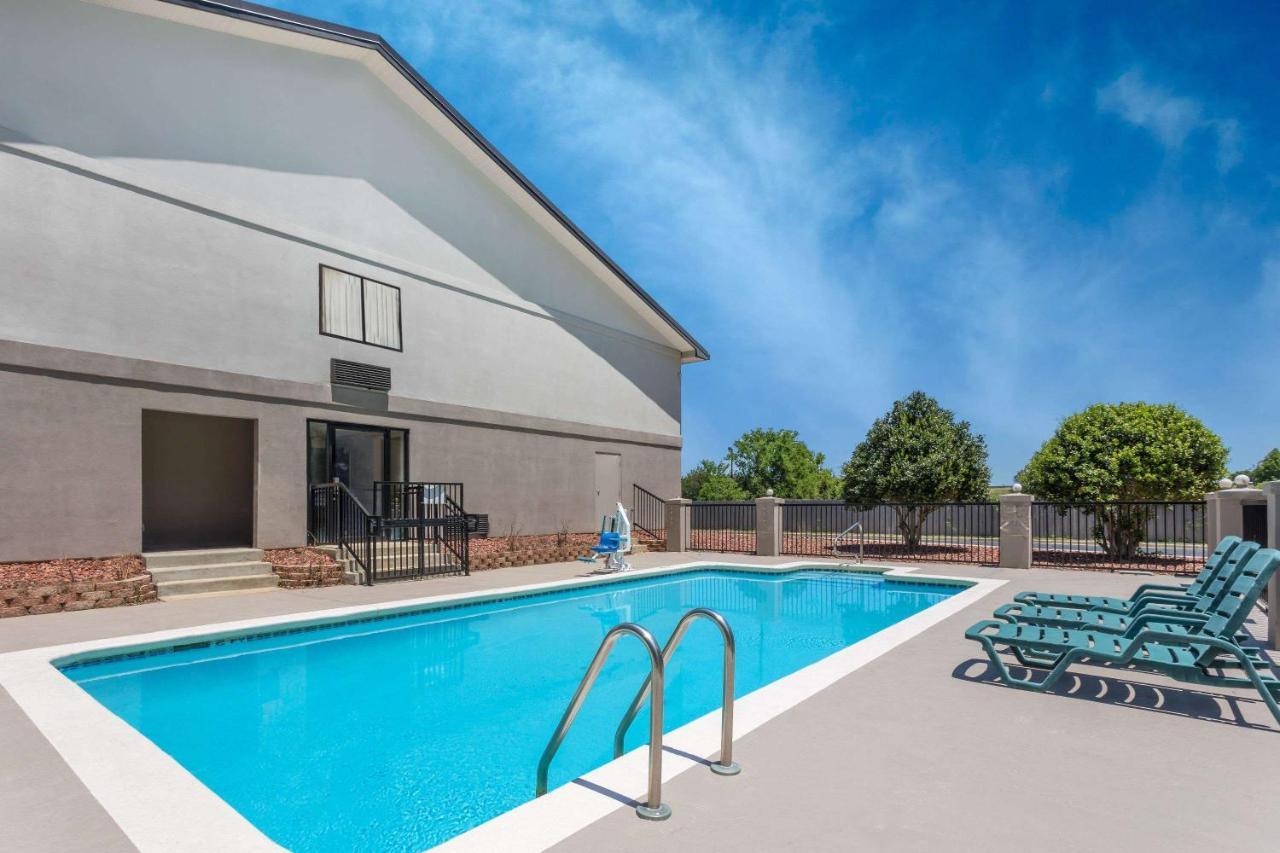 Super 8 By Wyndham Montgomery I-65 Exterior photo